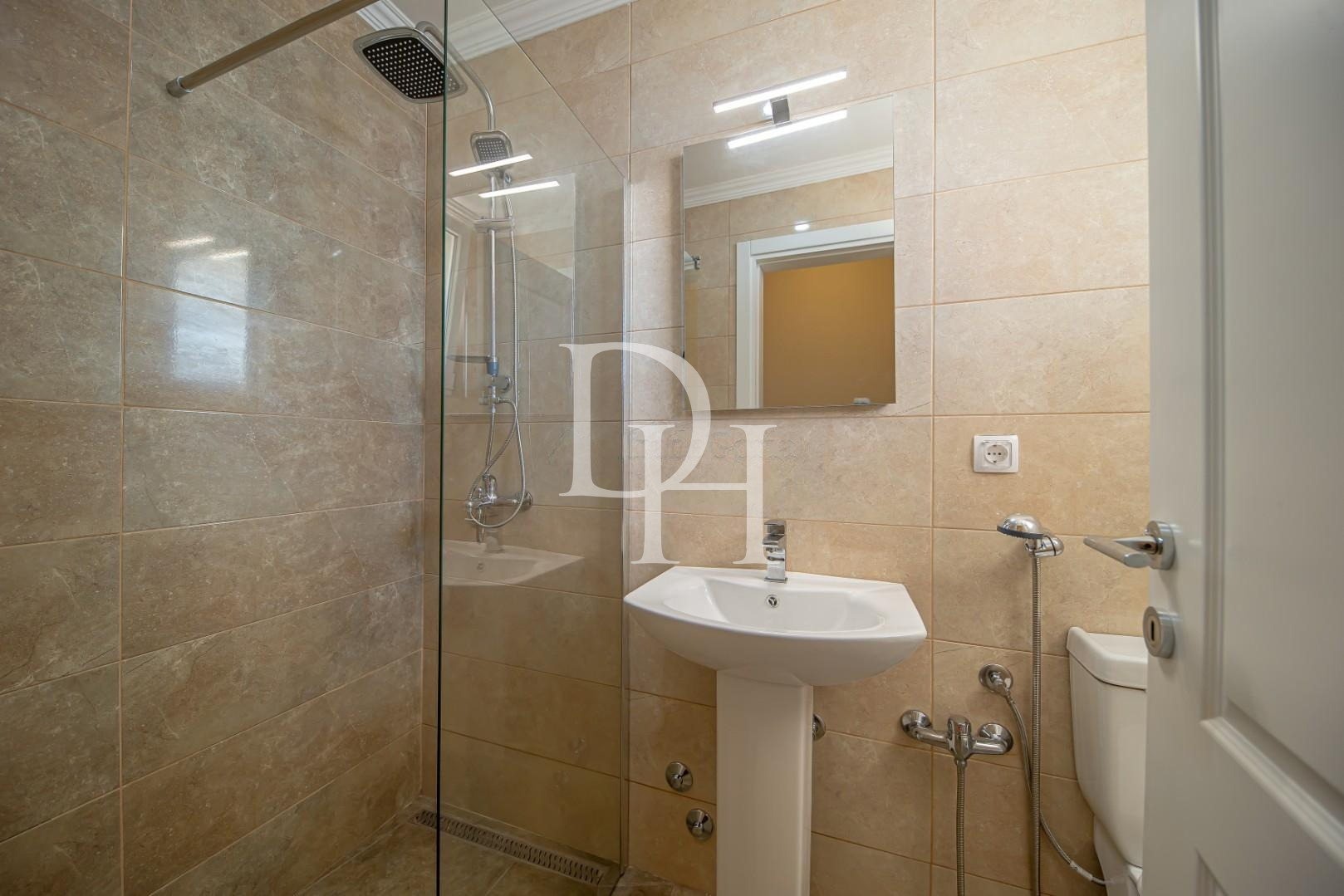 Отель в Баре, Черногория, 700м2 - стоимость 1&nbsp;380&nbsp;000€ - Ref: 72126 фото 9