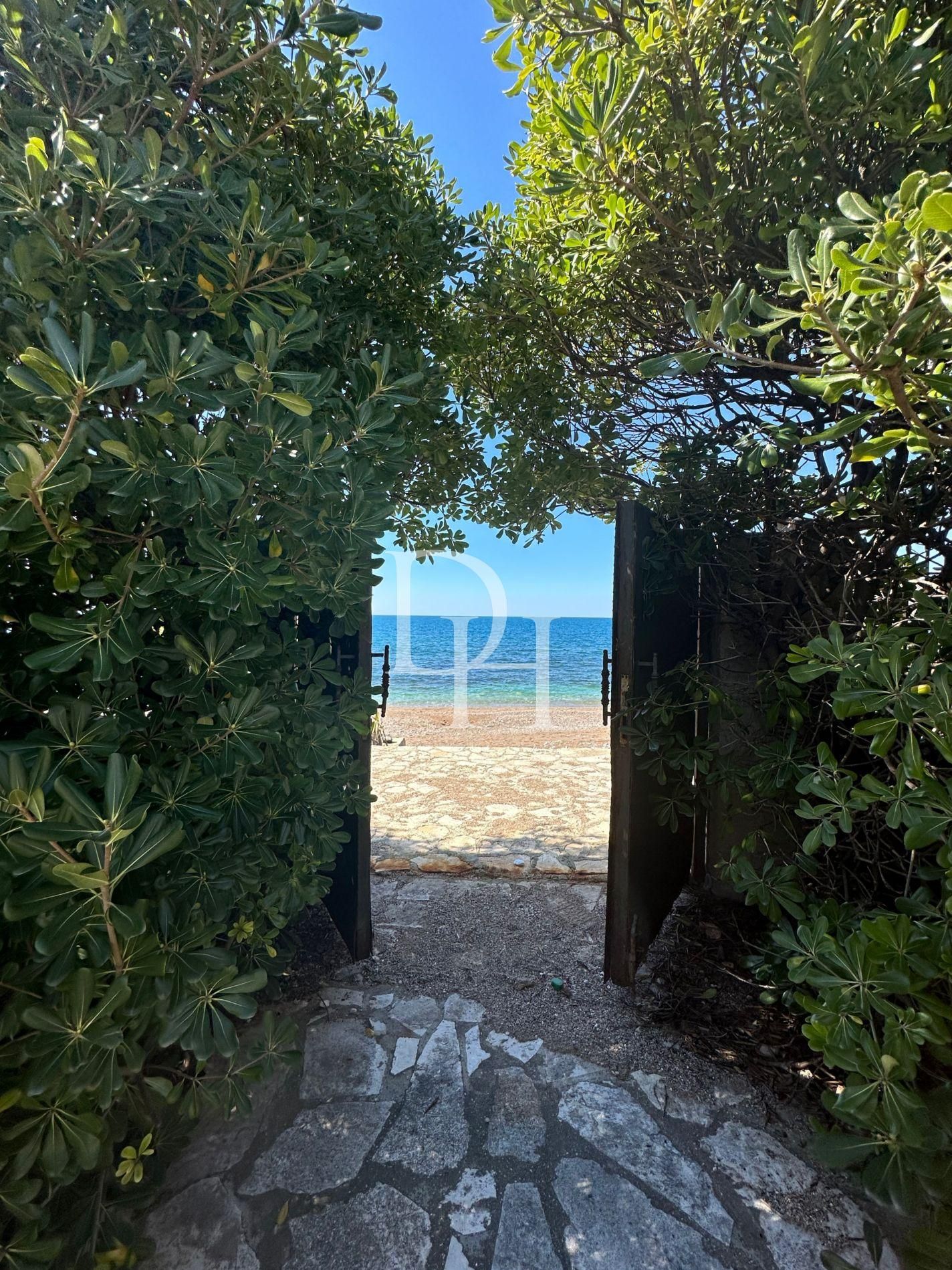 Villa in Dobra Voda, Montenegro, 568m2 - for 1&nbsp;500&nbsp;000€ - Ref: 71546 photo 2