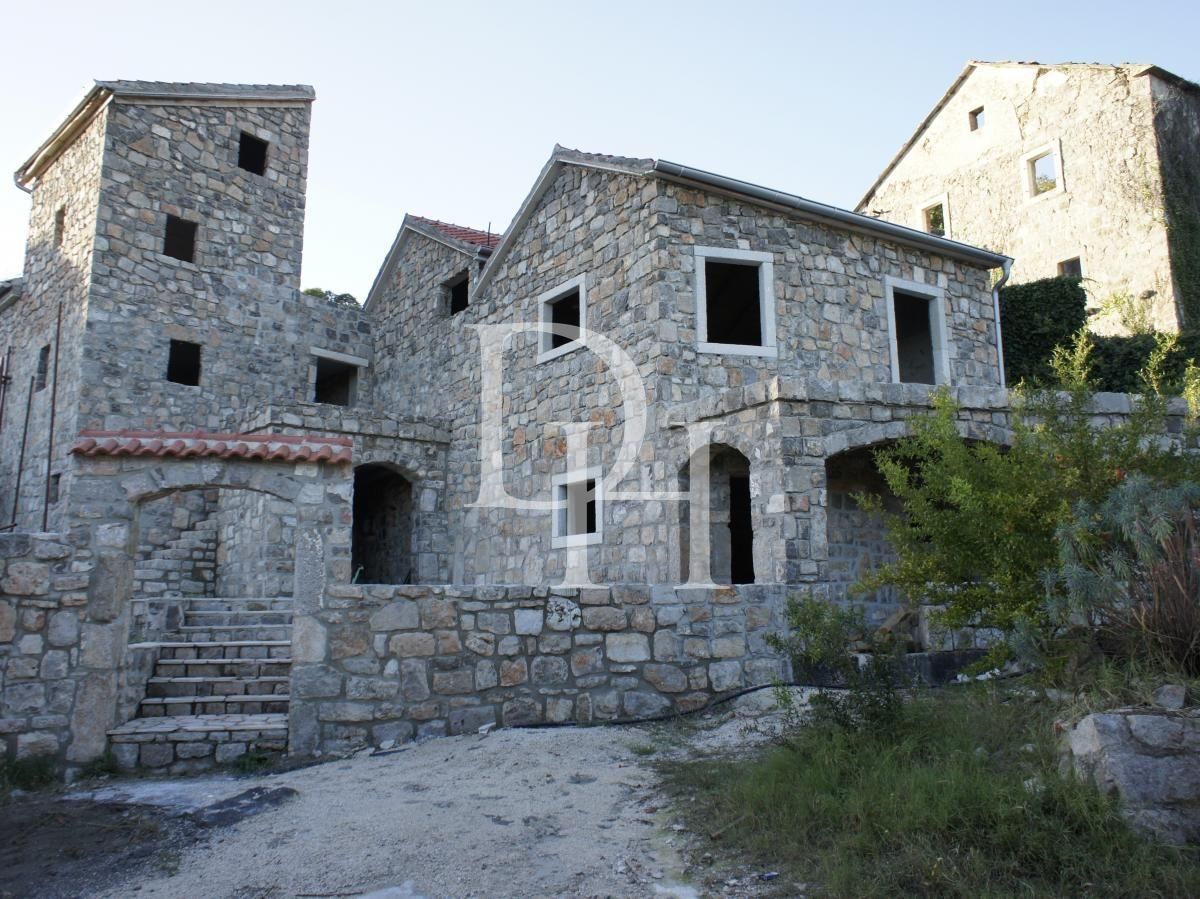 Villa in the Tivat community, Montenegro, 383m2 - for 560&nbsp;000€ - Ref: 72429 photo 1