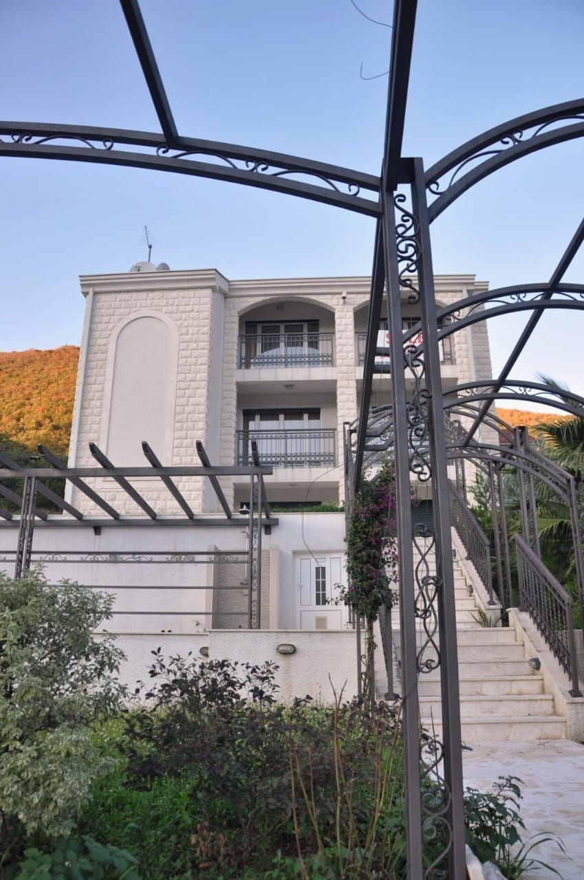 Вилла в Дженовичах, Черногория, 300м2 - стоимость 790&nbsp;000€ - Ref: 72804 фото 1